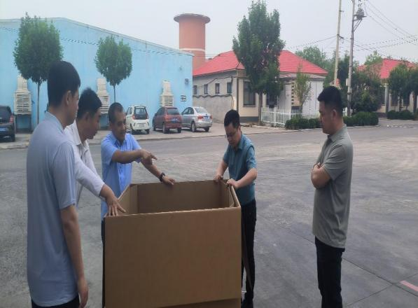 李總協(xié)同供應(yīng)部、青島合興包裝廠進(jìn)行現(xiàn)場研究探討