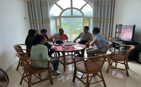 工信局吳局長、備案科董科長及秦皇臺陳鄉(xiāng)長、應急辦主任等一行對健達項目建設(shè)進行實地考察